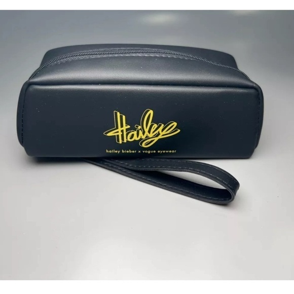 Hailey Beiber eyeglass case with cleaning cloth - Picture 1 of 8